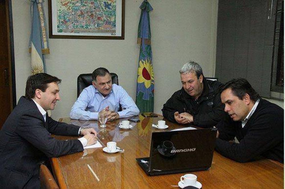 Pereyra recibi� a miembros de la comisi�n de bomberos de Varela