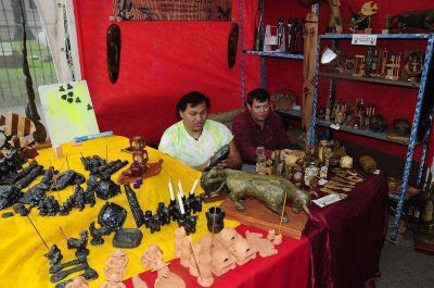 Emprendedores artesanos exponen sus productos