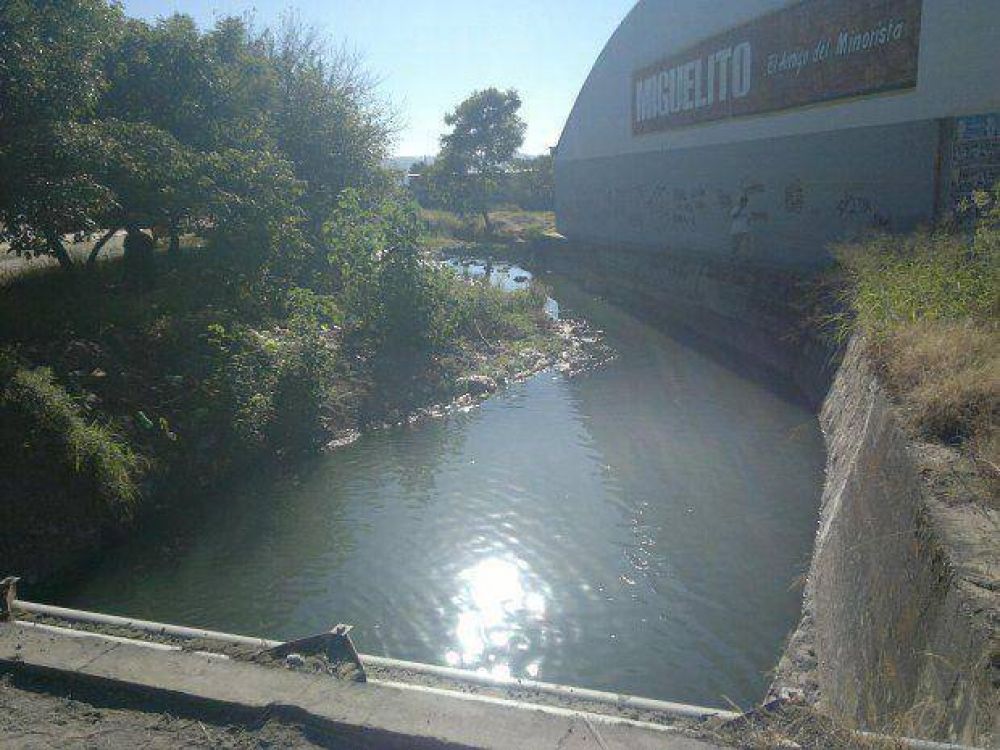 Piden limpieza de un canal y mejora en el alumbrado p�blico