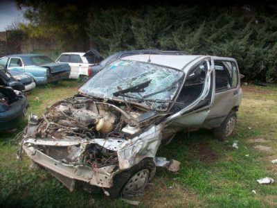 Volc� un auto y una joven est� en grave estado