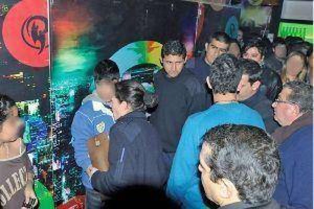 Grave: en un boliche lleno de chicos, la venta de alcohol era atendida por menores