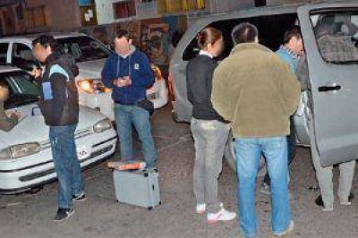 Demoran a cuatro conocidos j�venes con droga en una 4x4