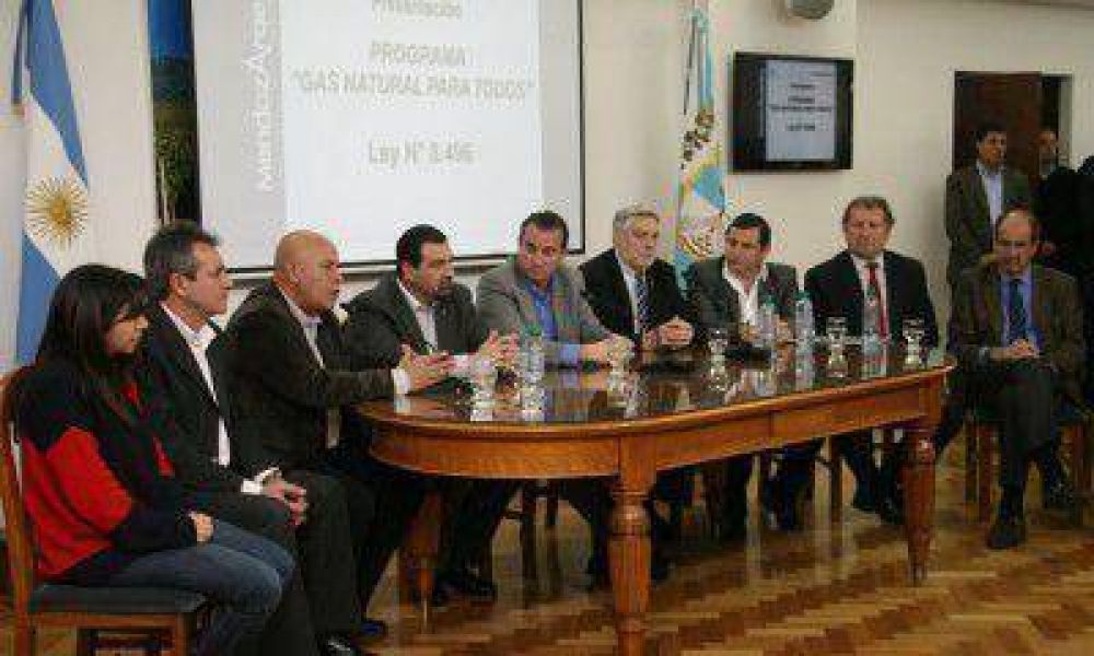 Francisco P�rez lanz� el programa �Gas para todos� y atac� a la oposici�n