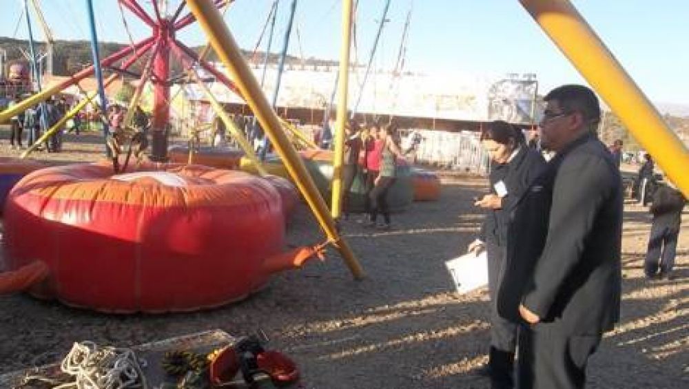 Poncho: un ni�o fue hospitalizado luego de caer de un juego infantil