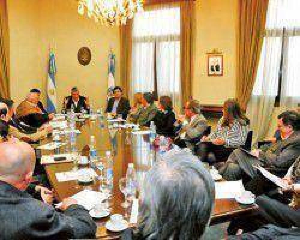 Gioja reuni� a todo su gabinete y le pidi� compromiso con la campa�a