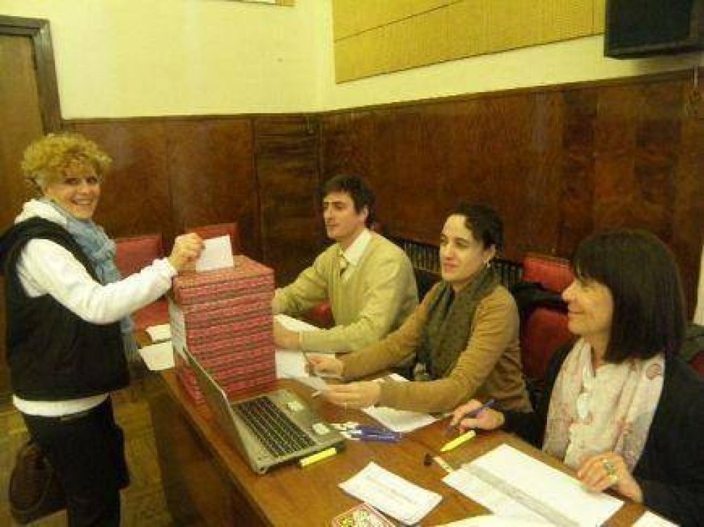 Representantes de los Colegios Profesionales votaron en el inicio de la Elecci�n para Defensor del Pueblo