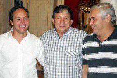 Acosta acompa�a las candidaturas de Camau y Fabi�n R�os