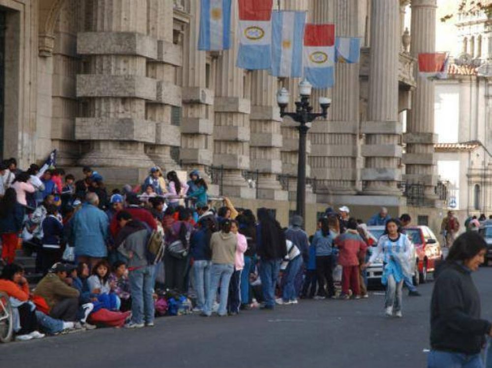 Organizaciones sociales renuevan reclamos con una manifestaci�n frente a la Gobernaci�n
