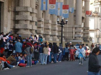 Organizaciones sociales renuevan reclamos con una manifestaci�n frente a la Gobernaci�n