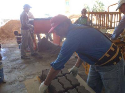 Inauguran una f�brica comunal de adoquines de hormig�n en Bigand