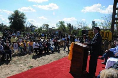 Capitanich entreg� viviendas e inaugur� l�neas de media tensi�n en Concepci�n del Bermejo y Campo Largo