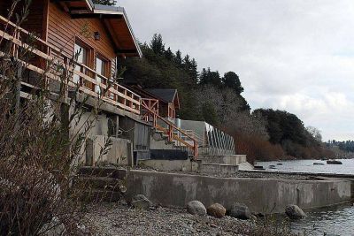 Se necesita orden judicial para demoler la pileta del lago