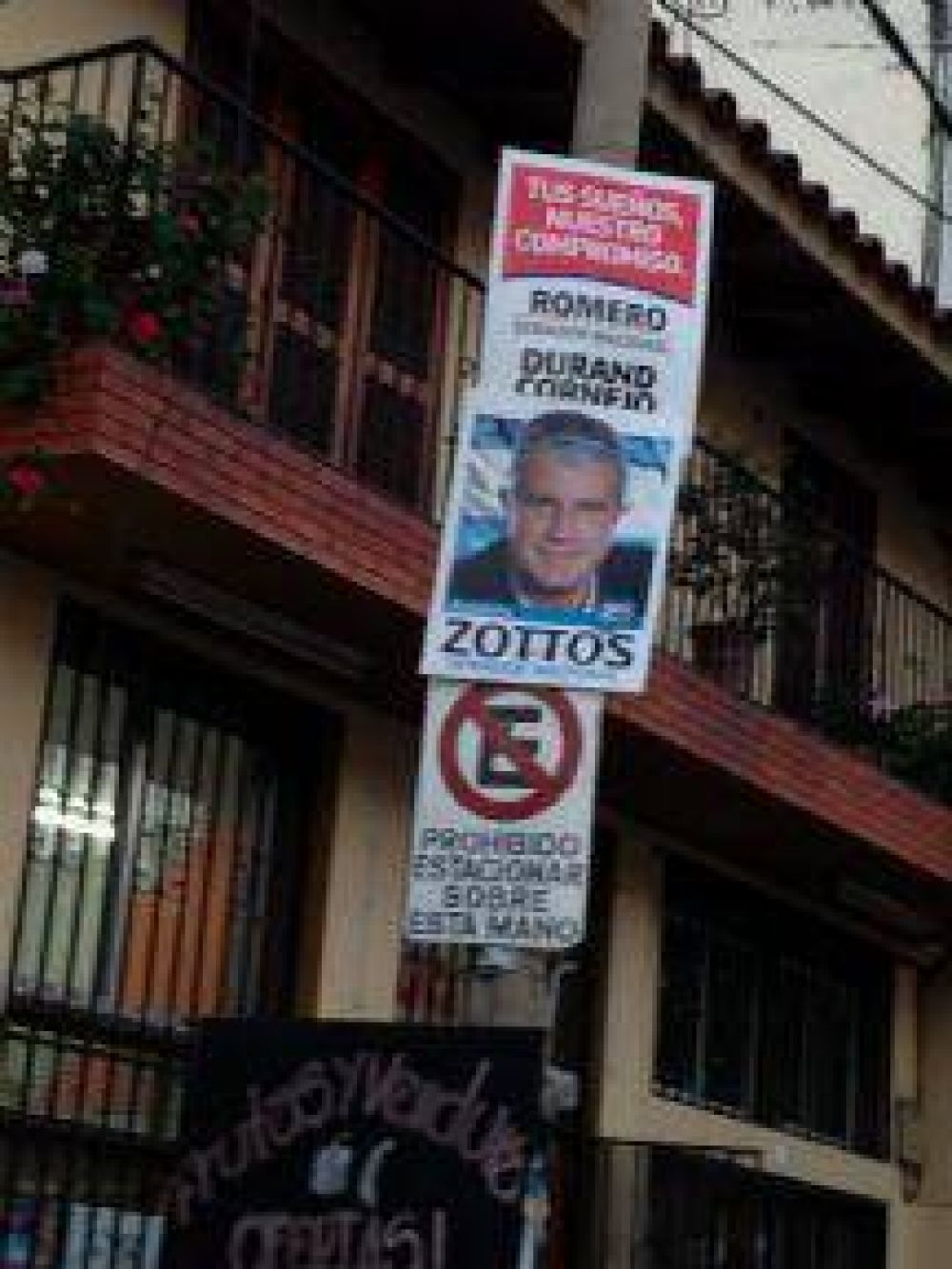 En Salta, los pegatineros de Romero pegan carteles para Andr�s Zottos