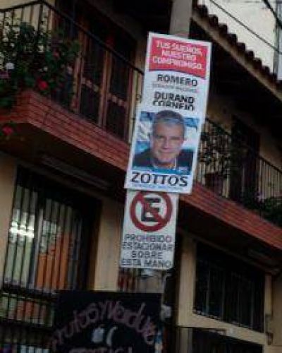 En Salta, los pegatineros de Romero pegan carteles para Andr�s Zottos