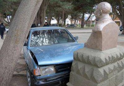 Conductor ebrio choc� contra una estatua