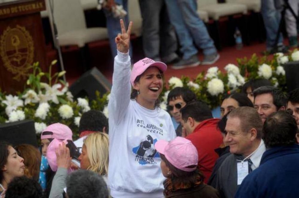 "Sarita", por Twitter, difundi� que a Cano le lanzaron tomates