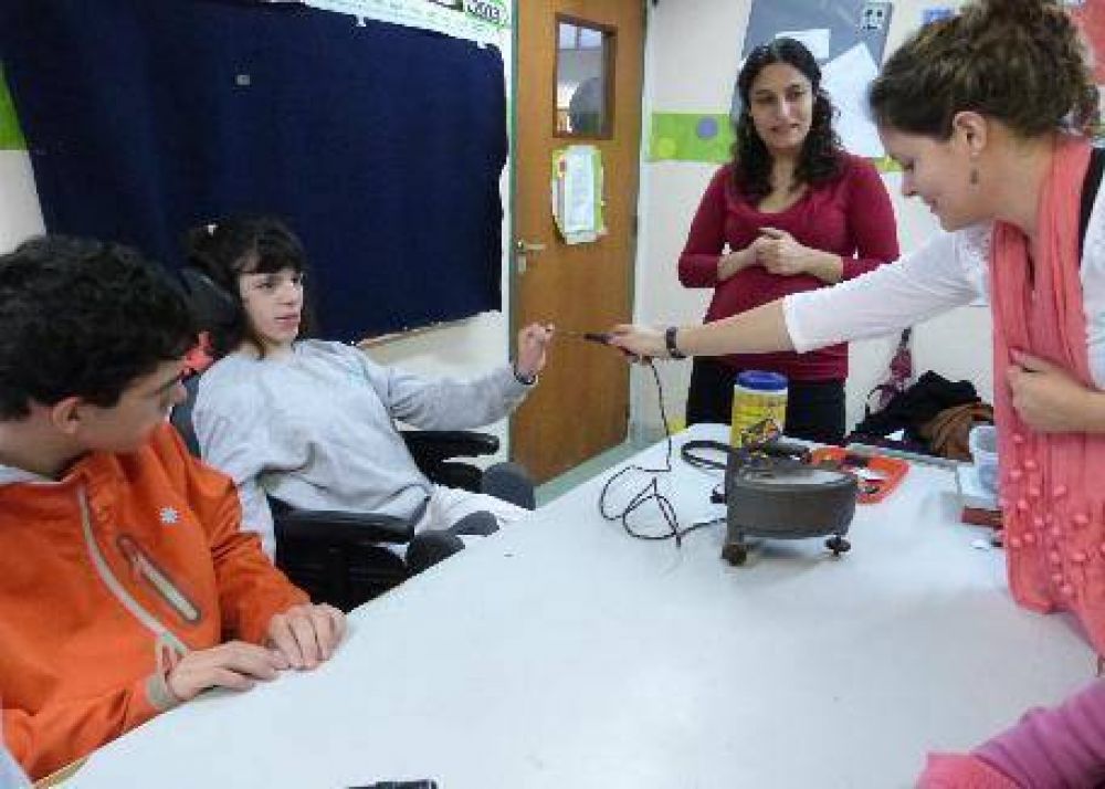 El magnetismo deleit� a alumnos de un colegio especial