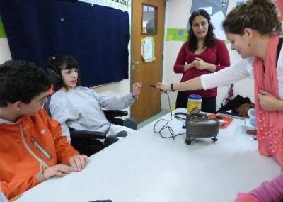 El magnetismo deleit� a alumnos de un colegio especial