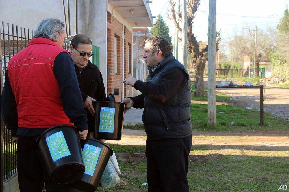 Pablo de la Torre particip� de la entrega de cestos de basura en las casas de San Miguel