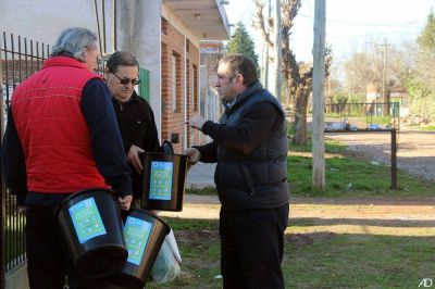 Pablo de la Torre particip� de la entrega de cestos de basura en las casas de San Miguel