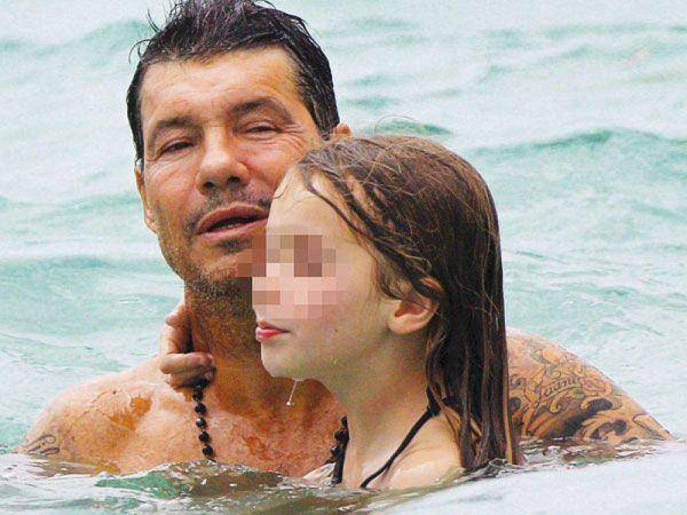  Tinelli juega en el mar con la hija de Sebasti�n Ortega