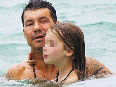  Tinelli juega en el mar con la hija de Sebasti�n Ortega