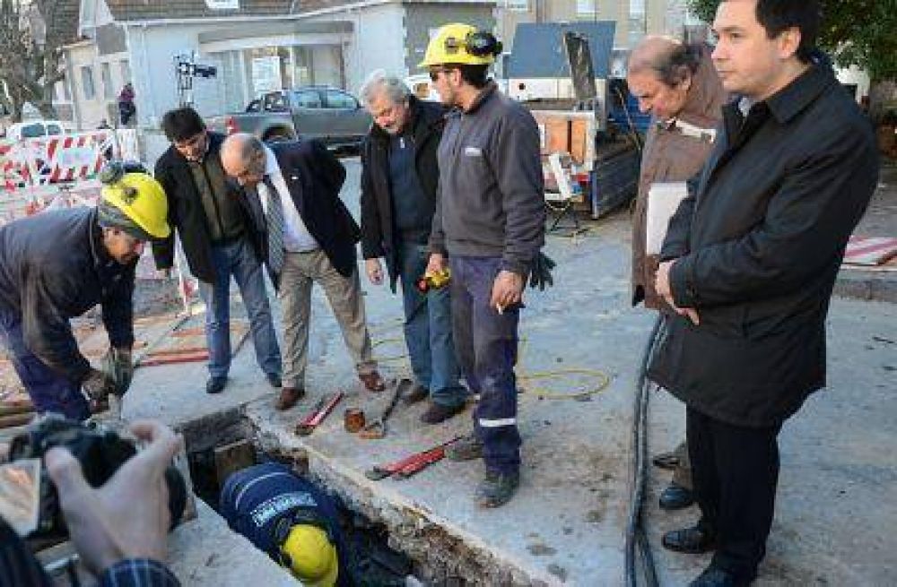 Pulti lo sigue mostrando a Ferro en la campa�a: ahora recorri� trabajos de Obras Sanitarias