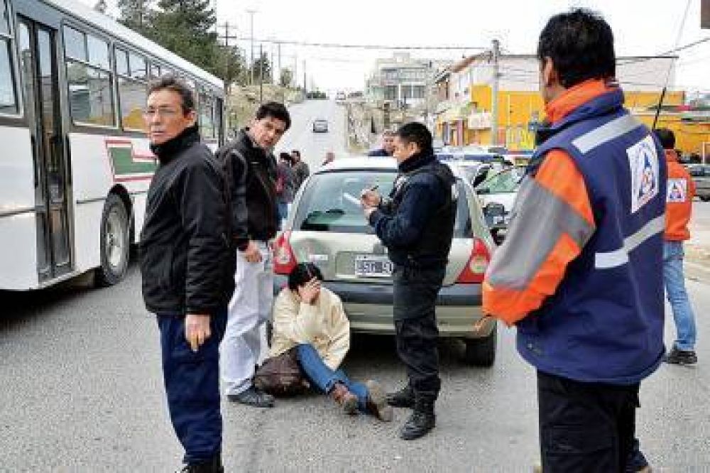 Joven mujer result� lesionada al ser embestida por un auto