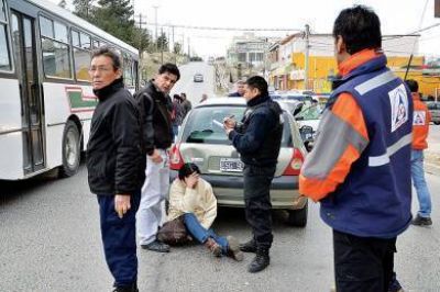 Joven mujer result� lesionada al ser embestida por un auto
