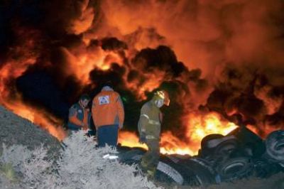 Impresionante quema de cubiertas en el aut�dromo moviliz� Bomberos y Defensa Civil