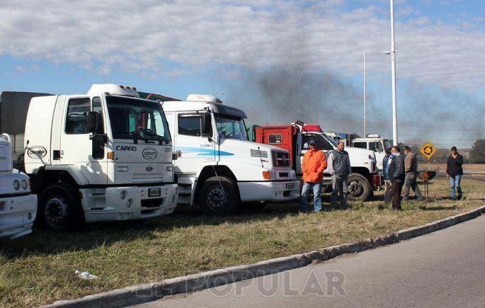 Transportistas cortan camiones con cereales y combustible