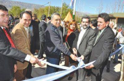 Enrique Deibe inaugur� centro de servicios en Los Sauces