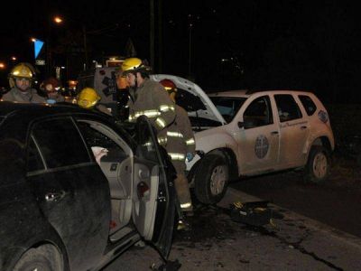 Violento choque frontal en el kil�metro 4 de la Bustillo