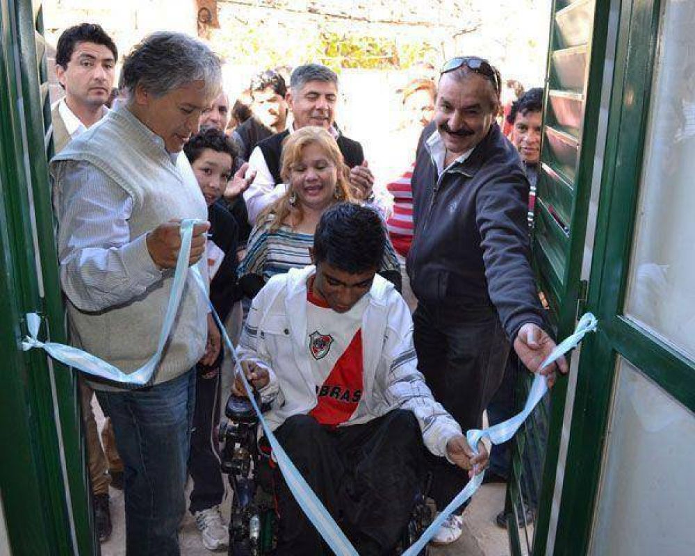 Entregaron mejoramiento habitacional para adolescente con discapacidad
