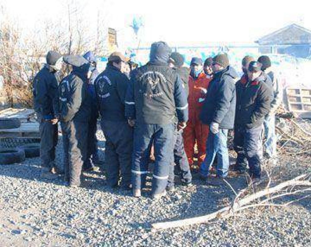 Petroleros reclaman trabajo frente a la empresa Skanska