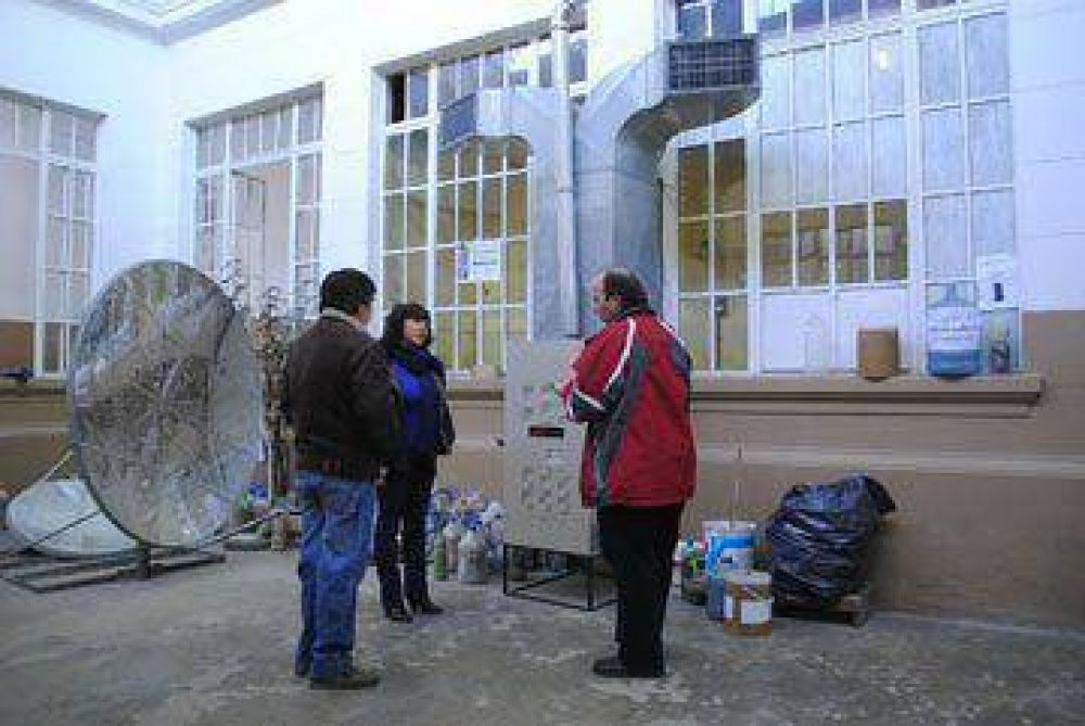 Supervisan refacci�n de escuelas en la ciudad
