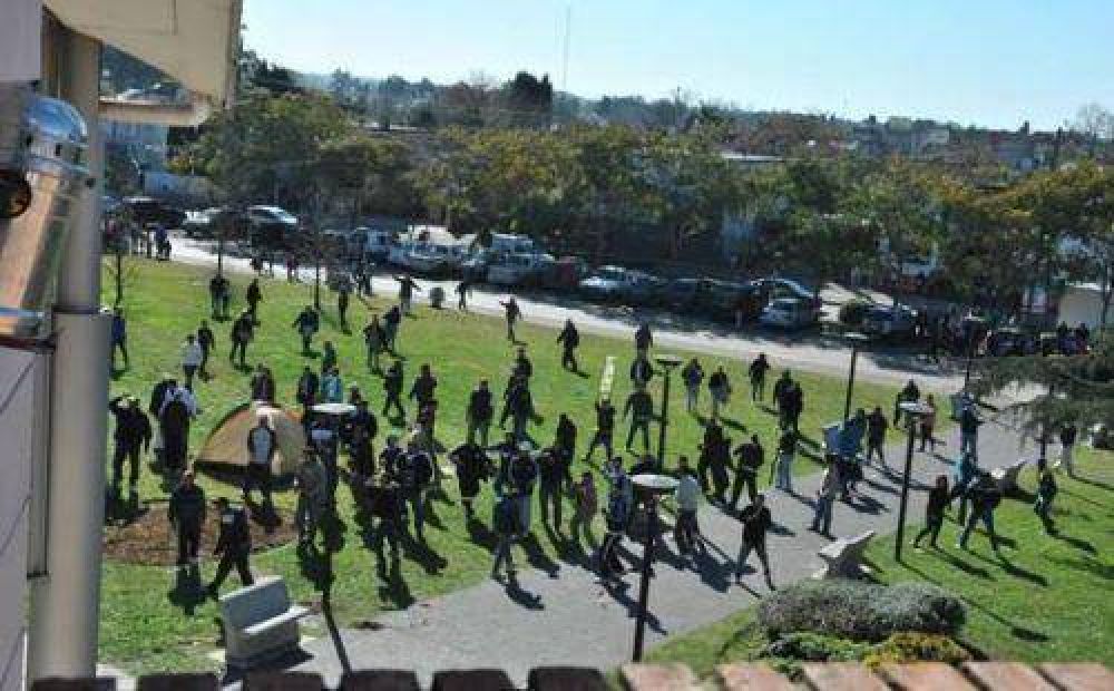 Manifestantes causaron destrozos en la municipalidad de Hurlingham