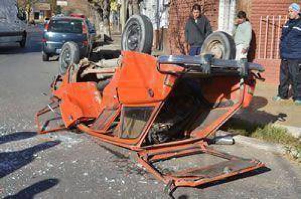  Dos personas heridas y un auto totalmente destruido