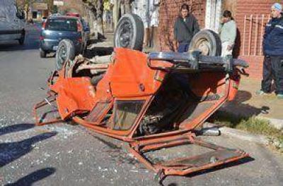  Dos personas heridas y un auto totalmente destruido