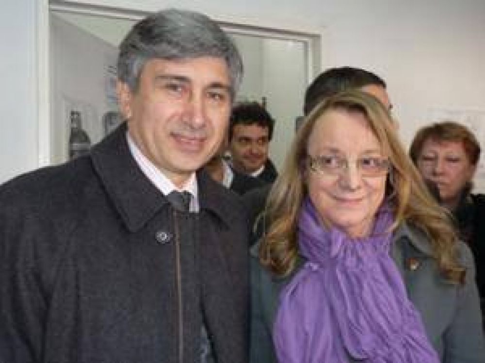 El presidente del HCD San Martn, Alejandro Phatouros, junto a la ministra Alicia Kirchner en Villa Zagala