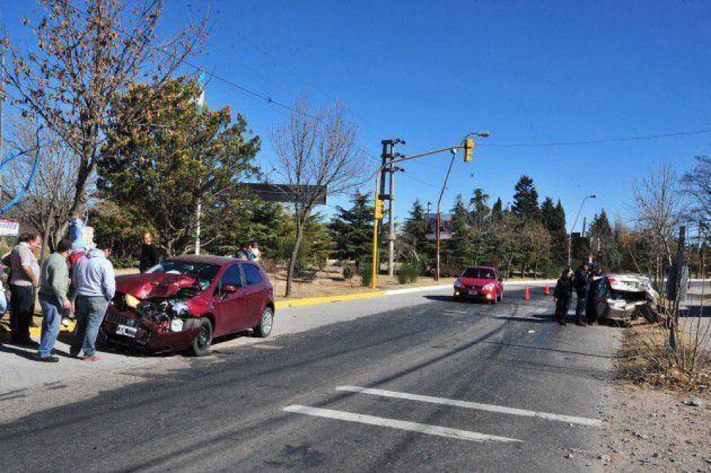 No lo vio: choc� a un auto por detr�s en un sem�foro