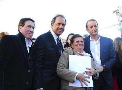 EL GOBERNADOR DANIEL SCIOLI, EL INTENDENTE DAR�O D�AZ P�REZ Y SU PAR DE LOMAS DE ZAMORA MART�N INSAURRALDE ENCABEZARON EL ENCUENTRO