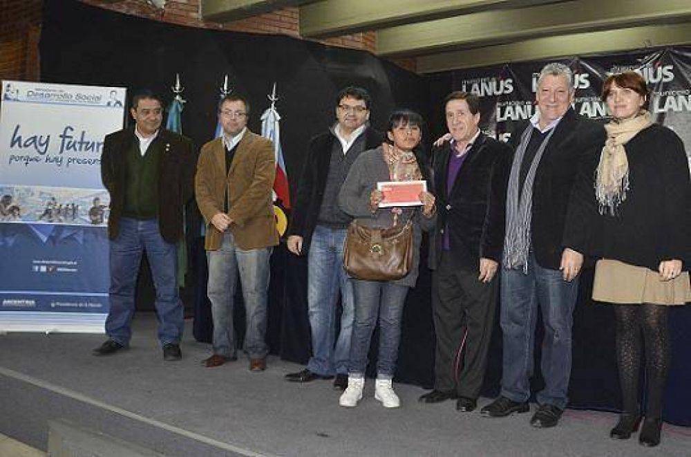SE ENTREGARON TARJETAS DEL PROGRAMA NACIONAL "ELLAS HACEN" A MUJERES DEL DISTRITO