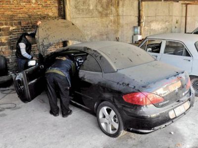 Hallan un costoso auto y una moto de agua atribuidos a la banda Los Monos