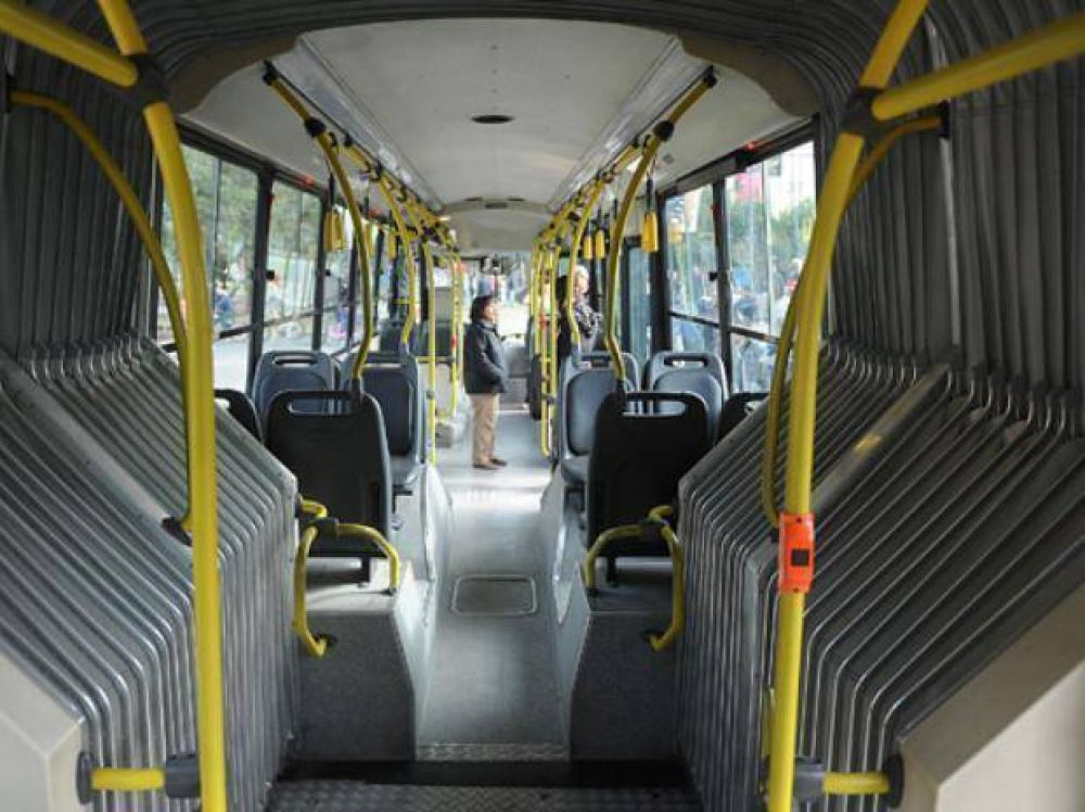 Con pol�mica de fondo, debutan hoy los �mnibus articulados de la Semtur