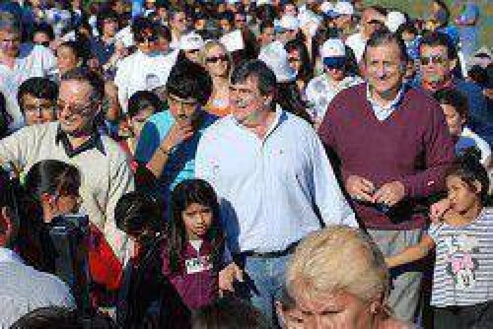 Multitudinaria caminata de Uni�n por Chaco Lista Unidad �A� en S�enz Pe�a