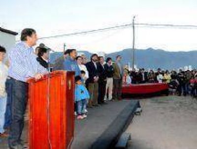 Miguel Isa asisti� a la entrega de 100 nuevas viviendas