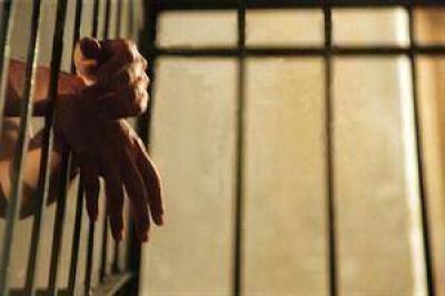 Salta: proh�ben el alojamiento de detenidos en dos dependencias policiales, titula La Naci�n