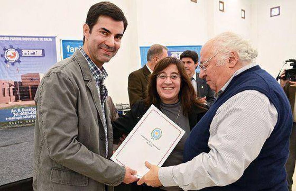 Urtubey entreg� escrituras a empresas radicadas en parques industriales