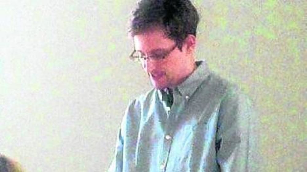 El ex topo de la CIA pidi� asilo temporario a Rusia